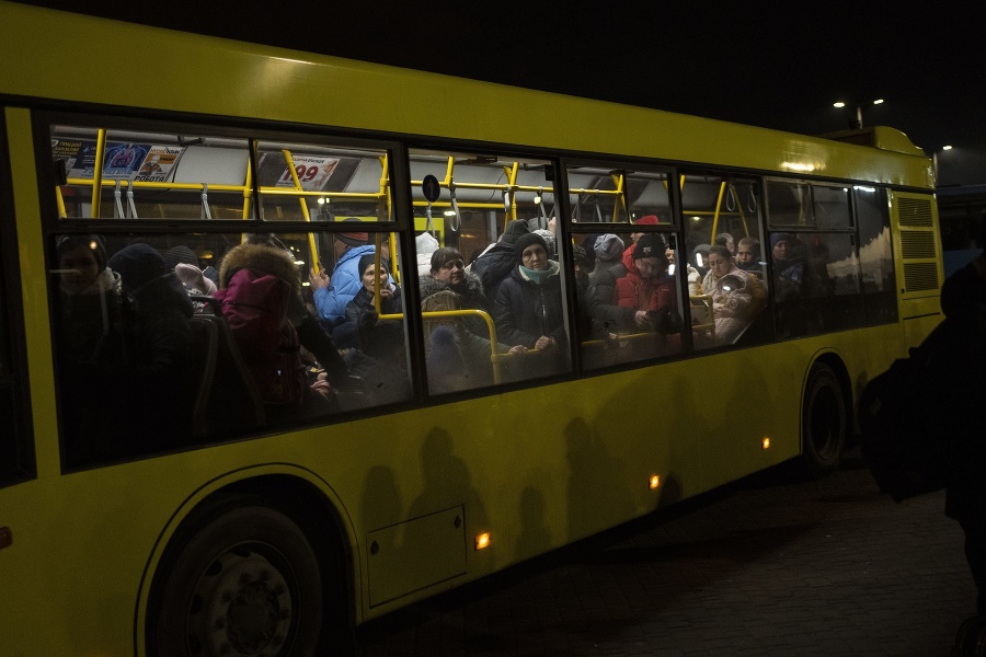 Autobus preváža ľudí z Kyjeva do Poľska. 