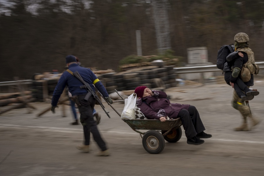 Ukrajinci sa snažia ujsť z mesta Irpiň západne od Kyjeva.