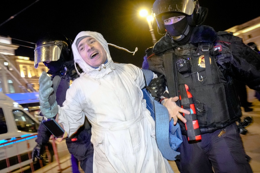 Polícia v Rusku zadržala stovky ľudí, ktorí protestovali proti vojne na Ukrajine.