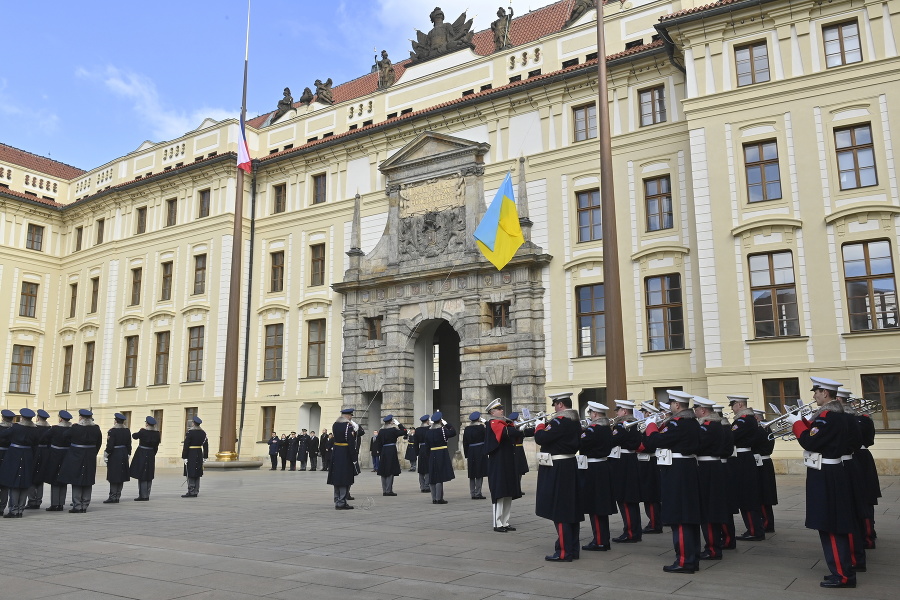 Pri slávnostnom striedaní stráží bola 7. marca 2022 na Pražskom hrade vyvesená vlajka Ukrajiny na vyjadrenie solidarity s Ukrajinou.