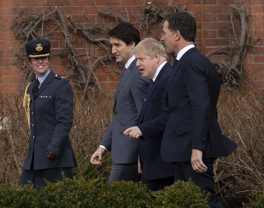 Zľava kanadský premiér Justin Trudeau, britský premiér Boris Johnson a premiér Holandska Mark Rutte.