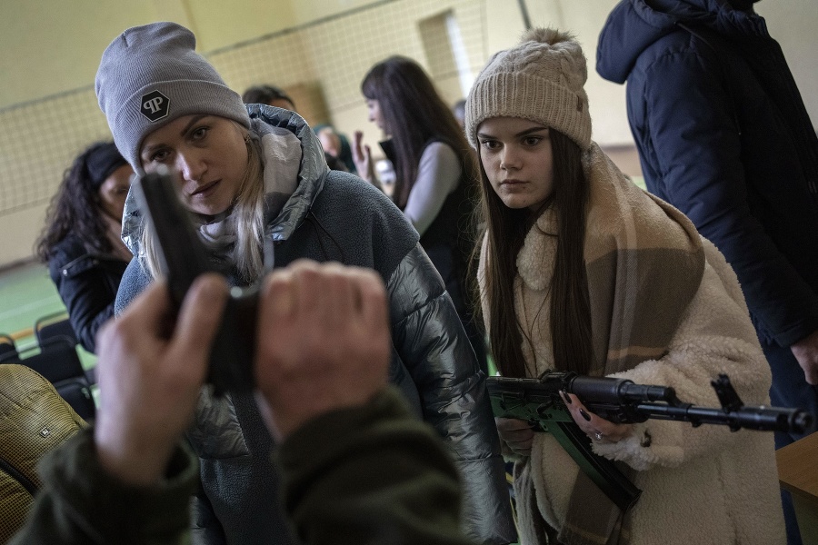 Ukrajinskí civilisti počas výcviku