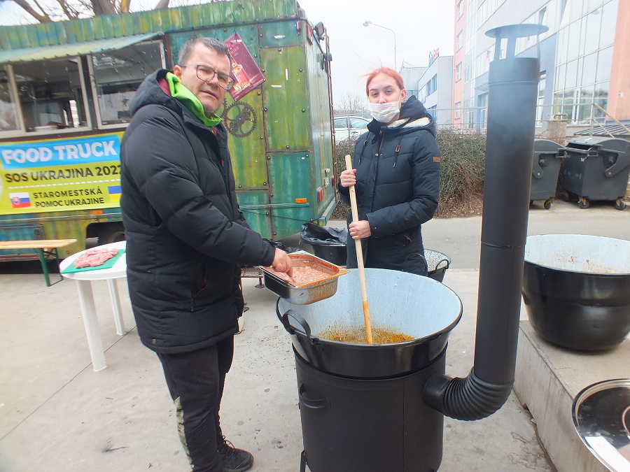 Na kúpalisku Červená hviezda varia pre utečencov guláš v rámci staromestskej poľnej kuchyne dobrovoľník Ján Spišák a Ukrajinka Jevgenija, ktorá utiekla z Charkova.