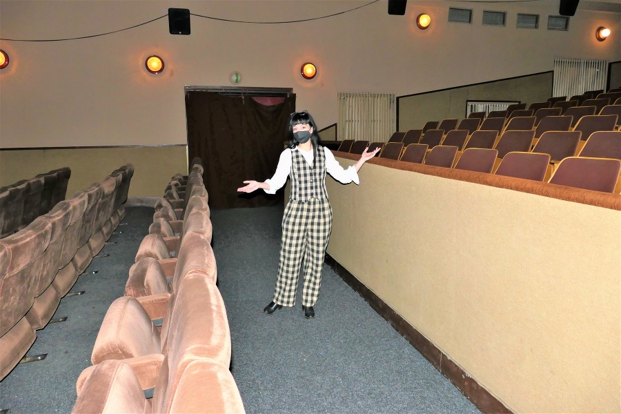 Dramaturgička a hovorkyňa Kina Úsmev Slavomíra Macáková (26) ukazuje na zmodernizované a staré sedačky, ktoré plánujú taktiež vynoviť.