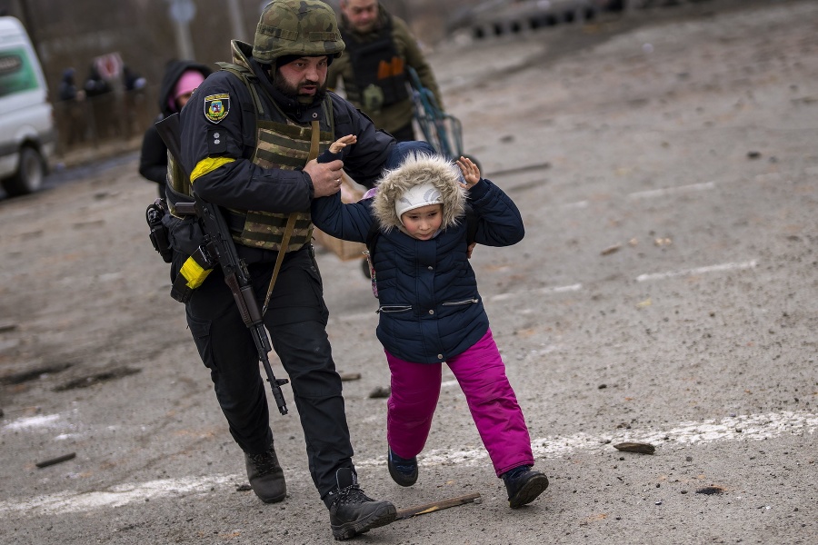 Ukrajinský policajt beží s