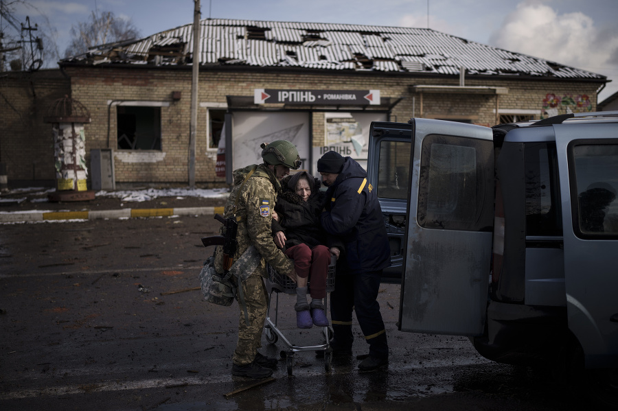 Ukrajinský vojak pomáha evakuovať
