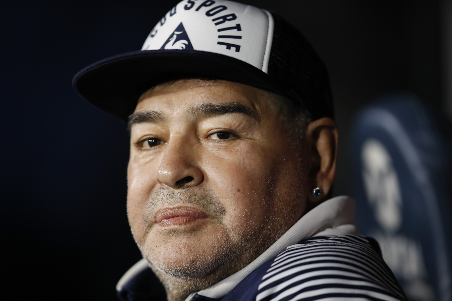 Božský Diego Maradona skonal