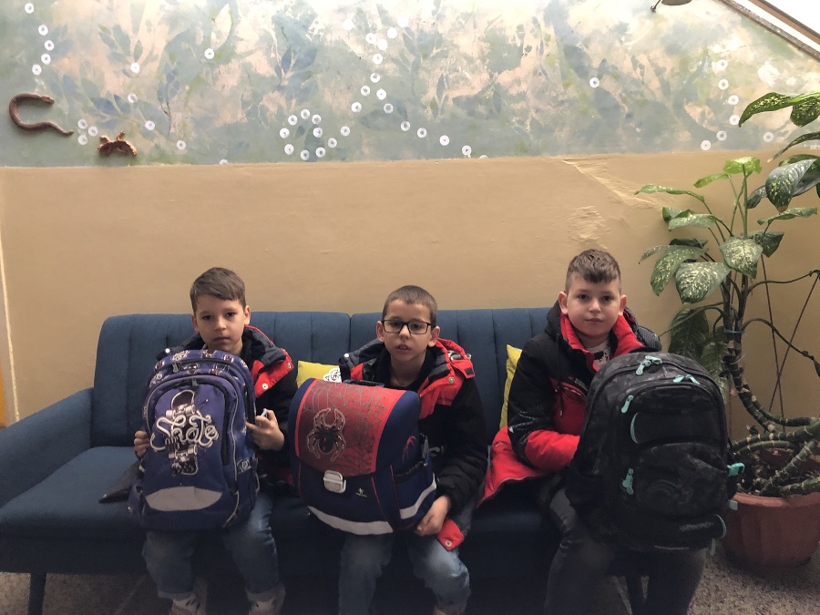 Traja bratia Ivan, Artem a Roman boli trošku vystrašení, no na školu sa veľmi tešili.