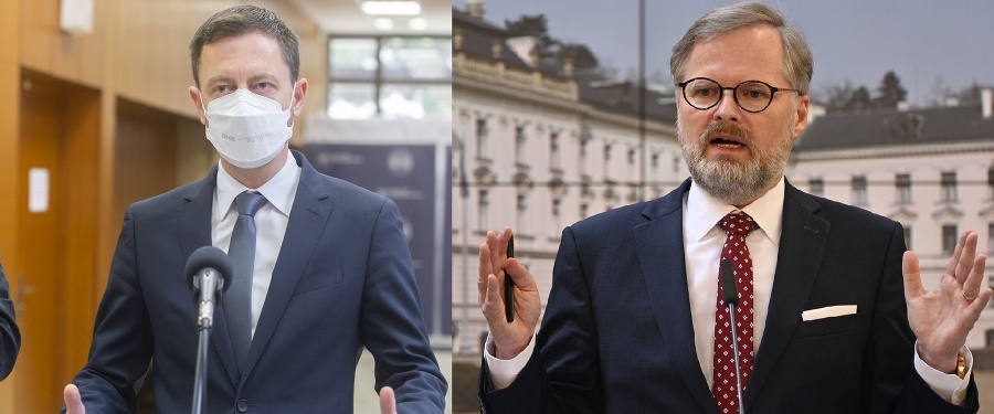 Zatiaľ čo český premiér Petr Fiala takmer denno-denne spoločne s vládou informuje o aktuálnych zmenách, slovenská vláda na čele s Eduardom Hegerom má brífingy ohľadom krízy len sporadicky.