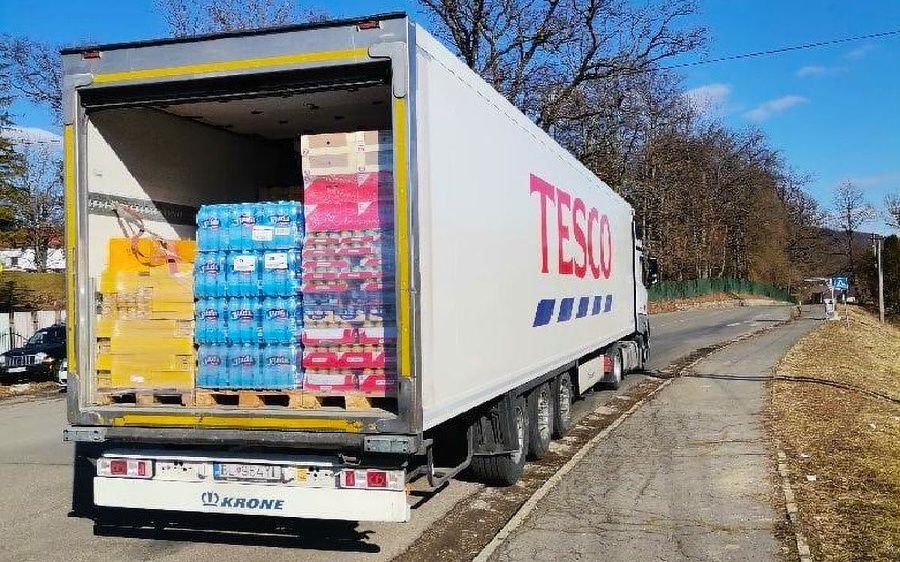 Kamión Tesco doviezol 27. februára potrebnú pomoc na hranice až do Uble.