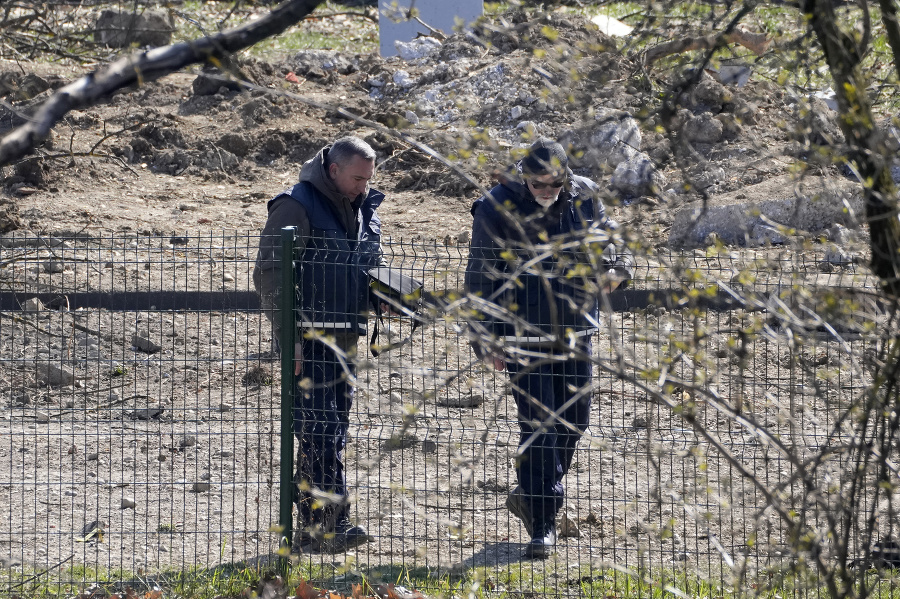 Polícia skúma miesto dopadu