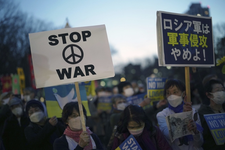 Demonštranti v Tokiu držia transparenty počas zhromaždenia proti ruskej invázii na Ukrajine.