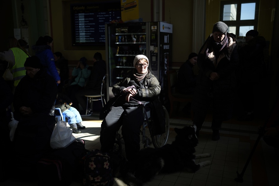 Ukrajinskí utečenci čakajú na železničnej stanici Przemysl v juhovýchodnom Poľsku.