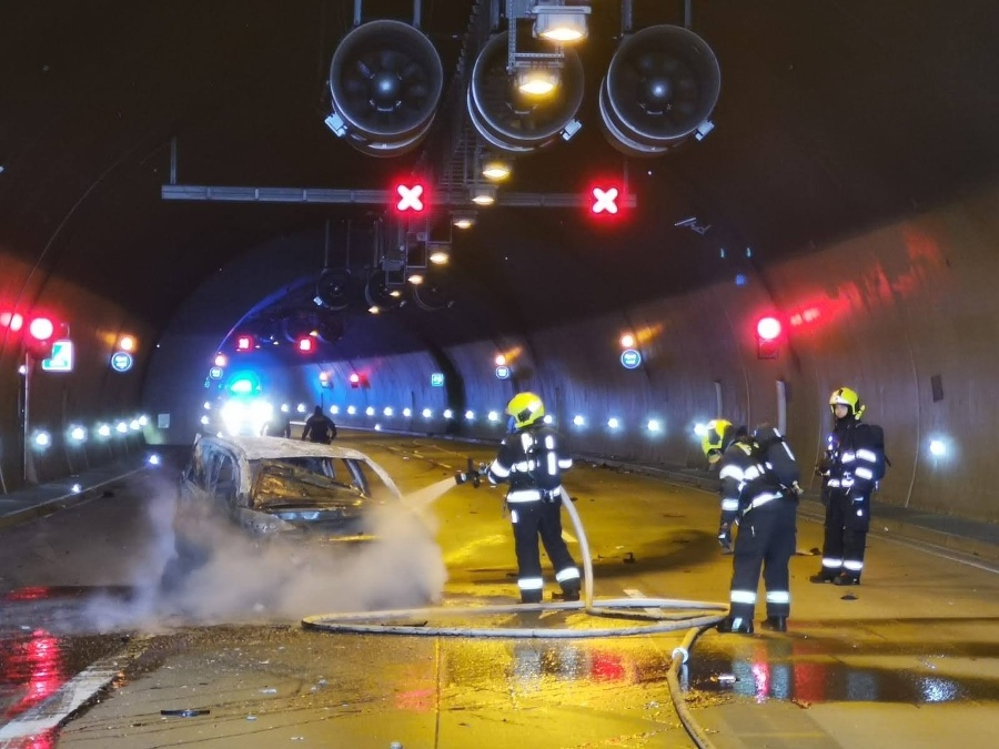 Hasiči hasia osobné auto