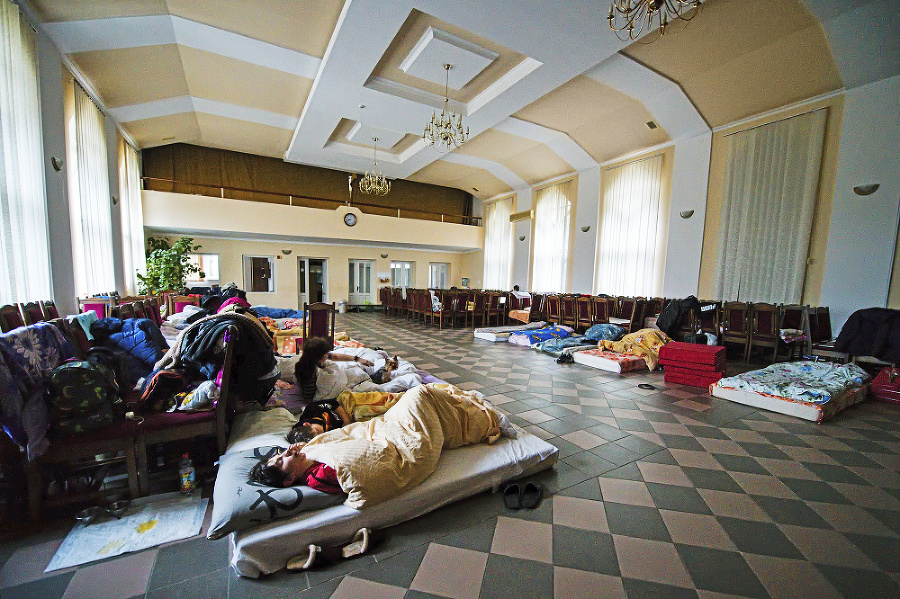 Provizórne útočisko: Utečenci sú ubytovaní aj v priestoroch kostolov. 