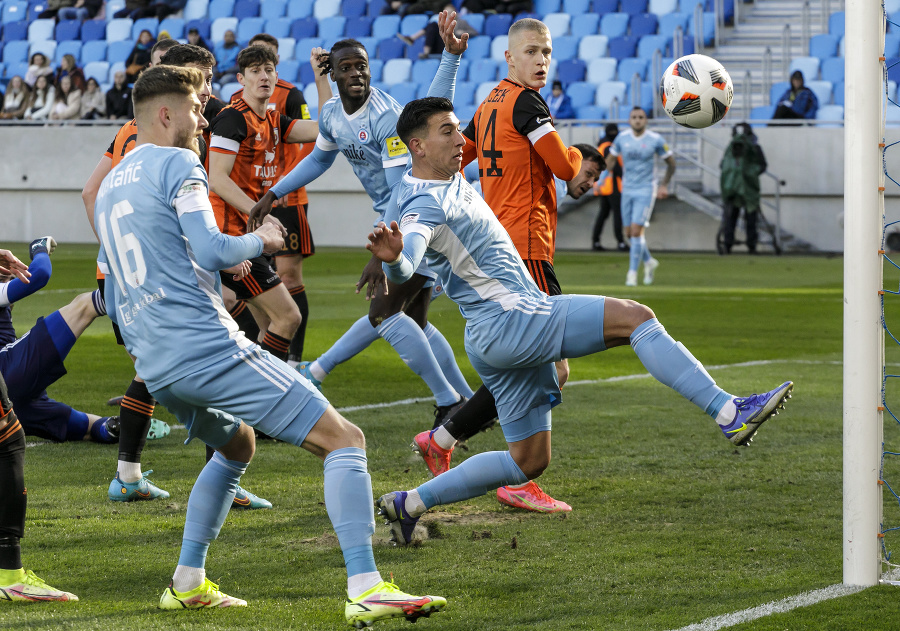 Na snímke zľava v popredí Alen Mustafič, Vernon De Marco (obaja Bratislava) a Tomáš Bobček (Ružomberok) počas zápasu 2. kola skupiny o titul vo Fortuna lige medzi ŠK Slovan Bratislava a MFK Ružomberok.