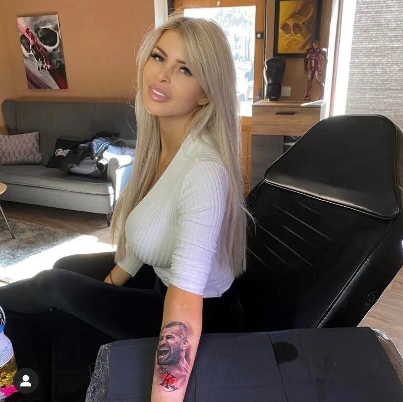 Blondínka si nechala zvečniť podobizňu svojho muža.