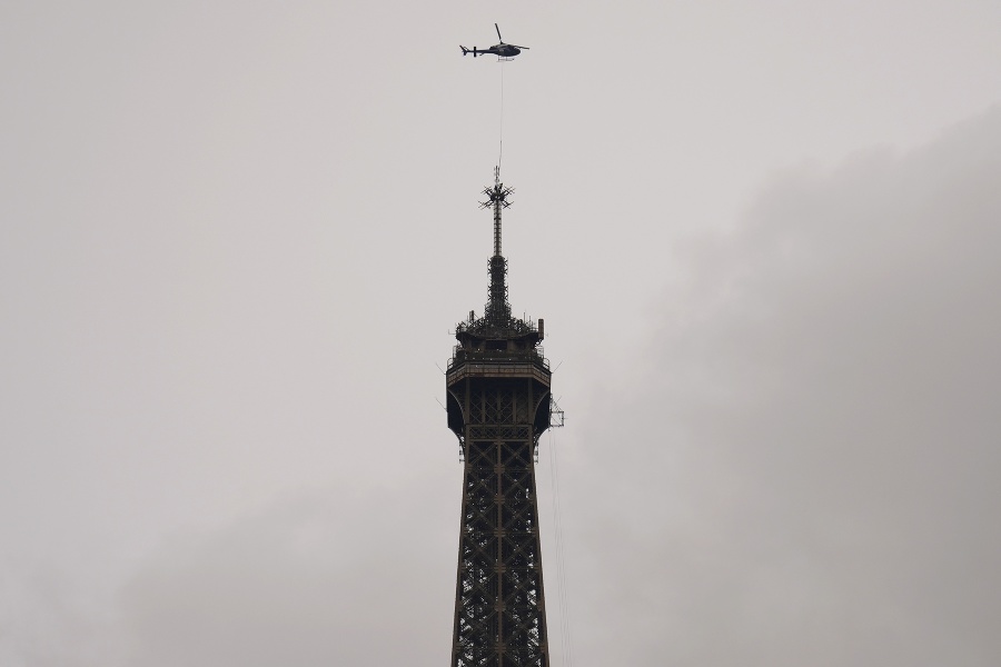 Eiffelova veža dostala novú rádiovú anténu.