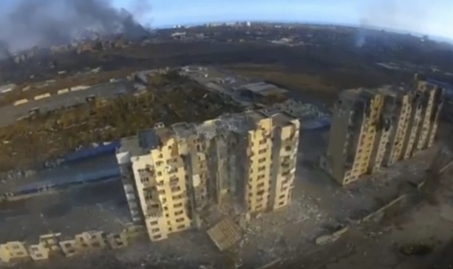 Na leteckom videozábere ukrajinského pluku Azov sú zničené výškové budovy v prístavnom meste Mariupol.