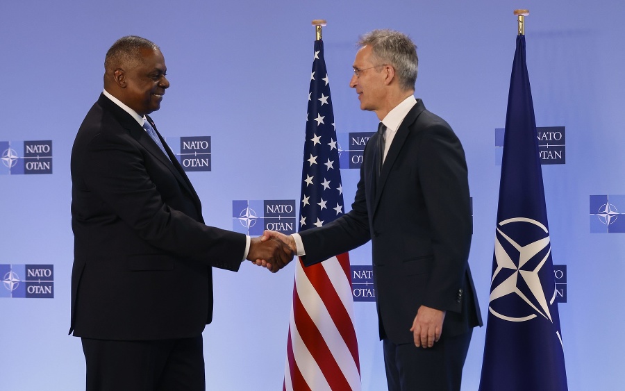 Americký minister obrany Loyd J. Austin III (vľavo) a generálny tajomník NATO Jens Stoltenberg pred stretnutím ministrov obrany NATO v Bruseli 16. marca 2022.