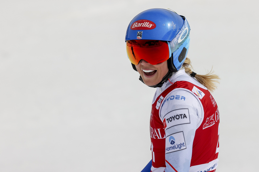 Američanka Mikaela Shiffrinová sa teší v cieli zjazdu.