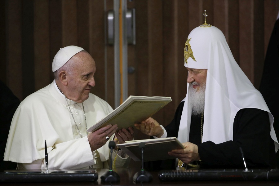 Pápež František a patriarcha Kirill na archívnej snímke z februára 2016.