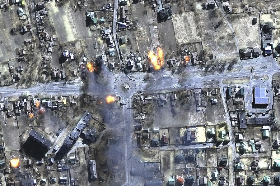  Na satelitnej snímke sú zbombardované budovy v obytnej štvrti na severovýchode ukrajinského mesta Černihiv.