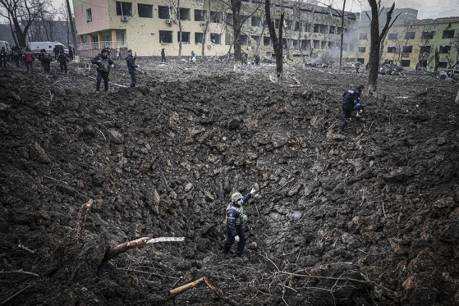 Na dvore nemocnice ostal obrovský kráter po leteckej bombe.