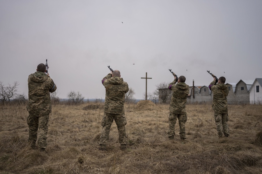 Ukrajinskí vojaci strieľajú do