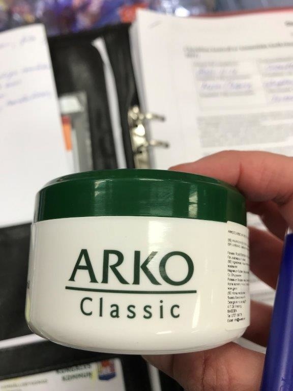 Na snímke krém s názvom ARKO Classic Natural Krem, Ekstra z Turecka. Obsahuje kožný senzibilizátor a môže vyvolať alergické reakcie alebo kontaktnú dermatitídu.