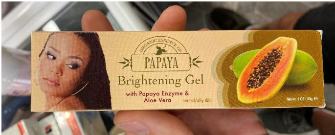 Na snímke gél na zosvetlenie pokožky s názvom Papaya Brightening Gel od Fleur de Lis. Krajina pôvodu je Francúzsko. Obsahuje izobutylparabén, ktorý môže byť toxický pre reprodukciu a vývoj. 