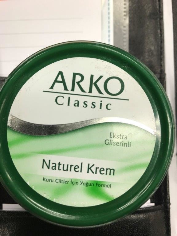  Na snímke krém s názvom ARKO Classic Natural Krem, Ekstra z Turecka. Obsahuje kožný senzibilizátor a môže vyvolať alergické reakcie alebo kontaktnú dermatitídu