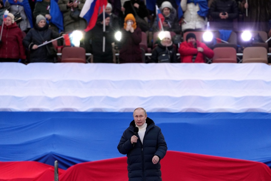 Ruský prezident Vladimir Putin  počas prejavu na koncerte, ktorý sa konal pri príležitosti ôsmeho výročia vyhlásenia Krymskej republiky a mesta Sevastopoľ za subjekty Ruskej federácie v Moskve v piatok 18. marca 2022. 