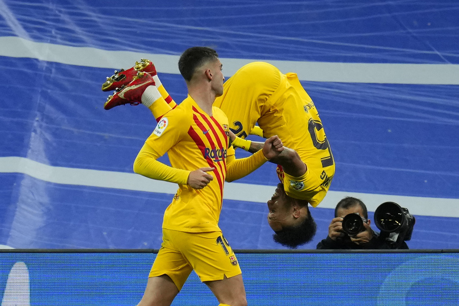 Pierre-Emerick Aubameyang (vpravo) oslavuje akrobaticky jeden zo svojich gólov.