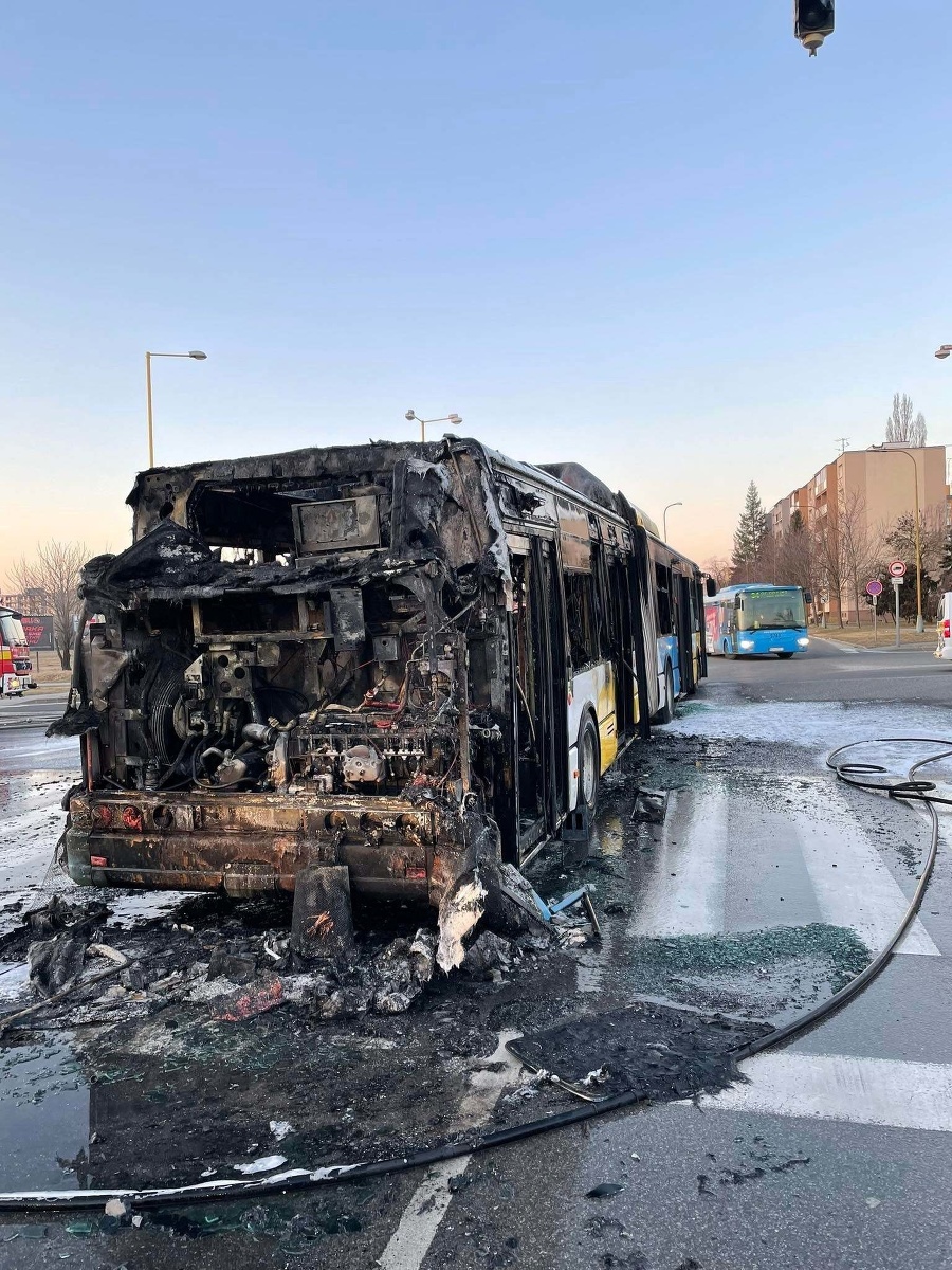 Požiar autobusu v Košiciach.