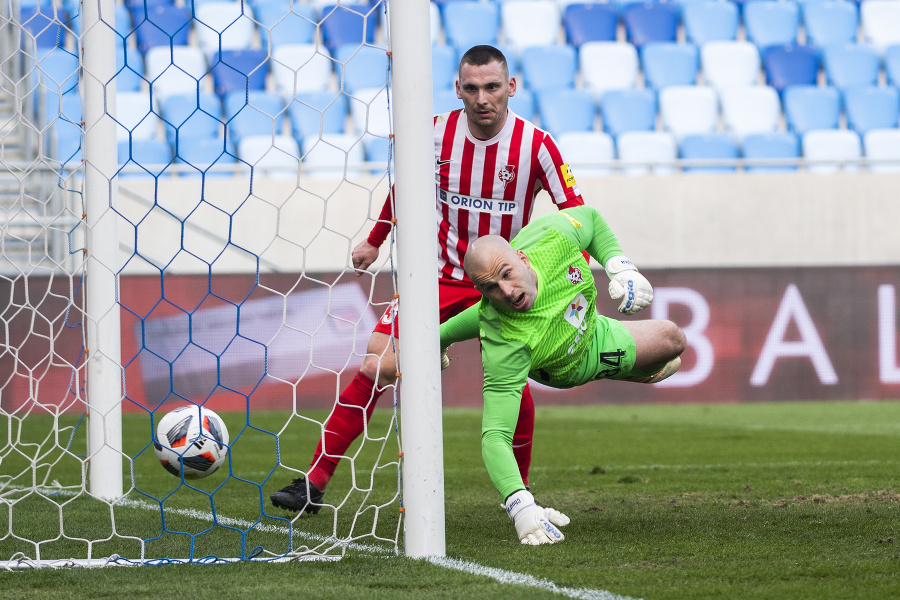 Brankár Martin Chudý inkasuje