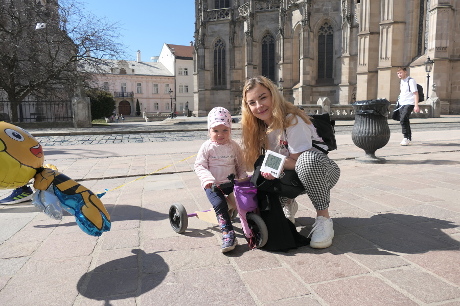 Košice, 12.30 hod., 23°C - Petra (28), Klára (1) z Košice sa tešia z tepla. „S malou sme sa prešli po Mestskom parku, dali sme si aj zmrzlinku a užívame si už takmer letné centrum mesta.“ 