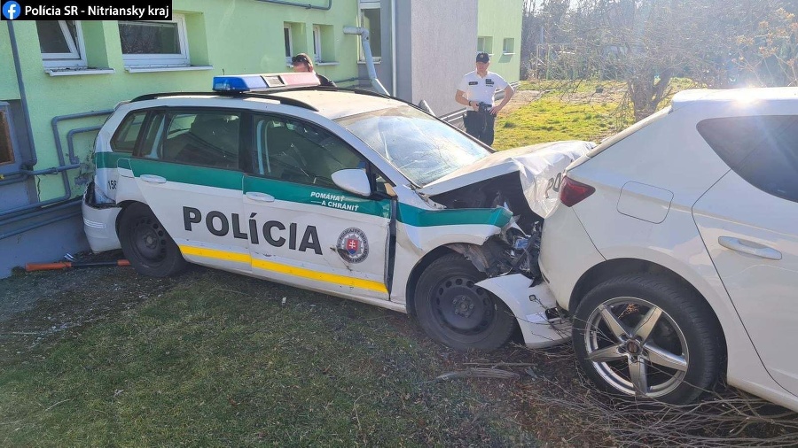 Policajné auto skončilo natlačené len kúsok od plynovej prípojky. 