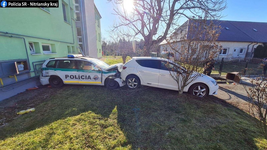 Policajné auto skončilo natlačené