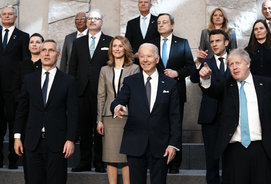 Na snímke zľava v popredí generálny tajomník NATO Jens Stoltenberg, americký prezident Joe Biden, britský premiér Boris Johnson, za ním francúzsky prezident Emmanuel Macron a v pozadí druhá zľava slovenská prezidentka Zuzana Čaputová pózujú pre skupinovú fotografiu pred summitom NATO, na ktorom sa bude diskutovať o ruskej invázii na Ukrajinu v sídle NATO v Bruseli 24. marca 2022.