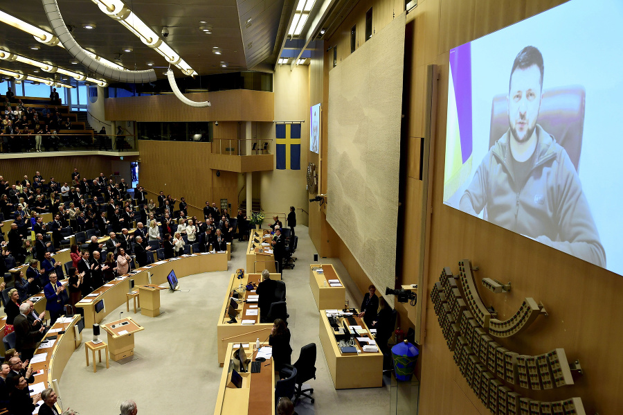 Ukrajinský prezident Volodymyr Zelenskyj zožal veľké ovácie pri online prejave vo švédskom parlamente v Štokholme vo štvrtok 24. marca 2022.