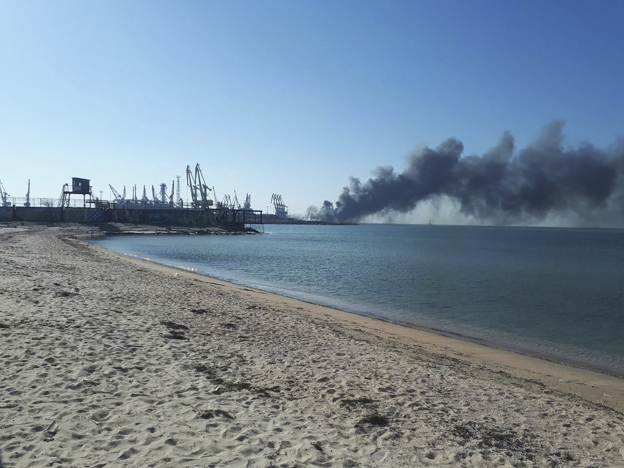 Dym stúpa po ostreľovaní neďaleko námorného prístavu v Berďansku na Ukrajine. Ukrajinské námorníctvo oznámilo, že potopilo ruskú loď Orsk v Asovskom mori neďaleko prístavného mesta Berďansk.