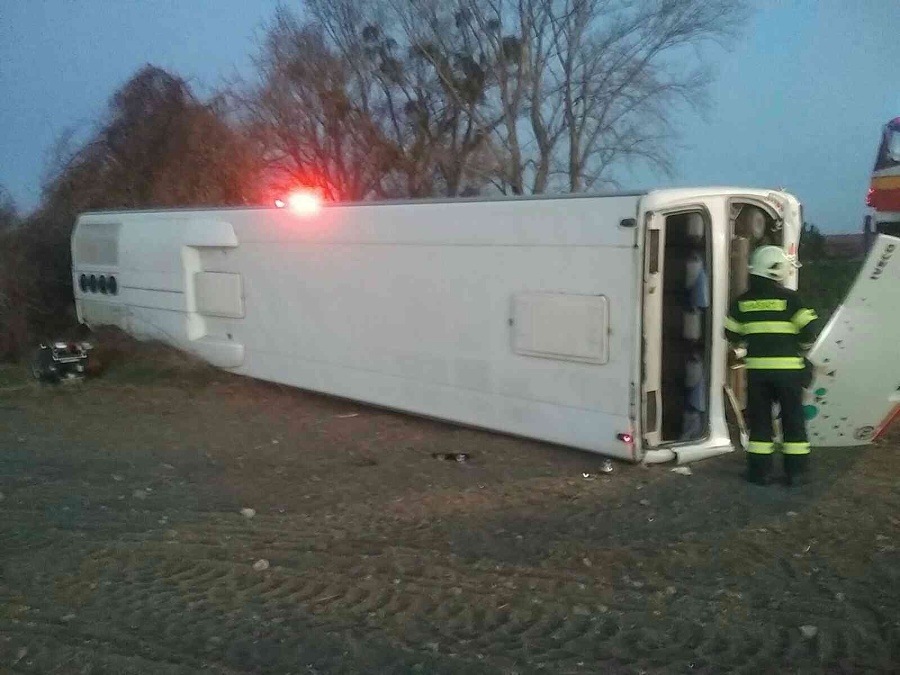 Autobus havaroval v Mostovej.