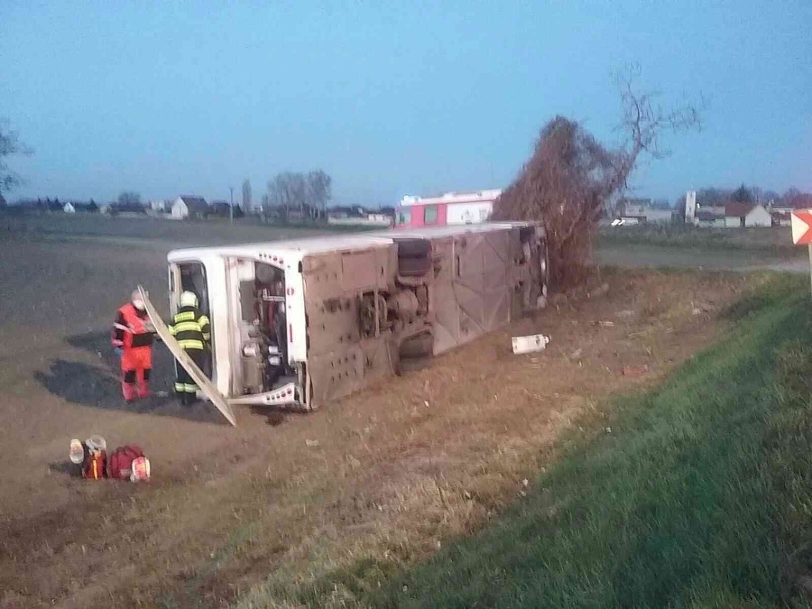 Autobus havaroval v Mostovej.