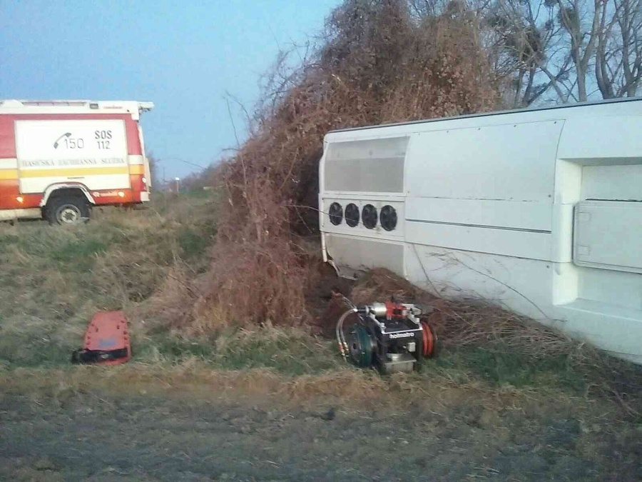 Autobus havaroval v Mostovej.