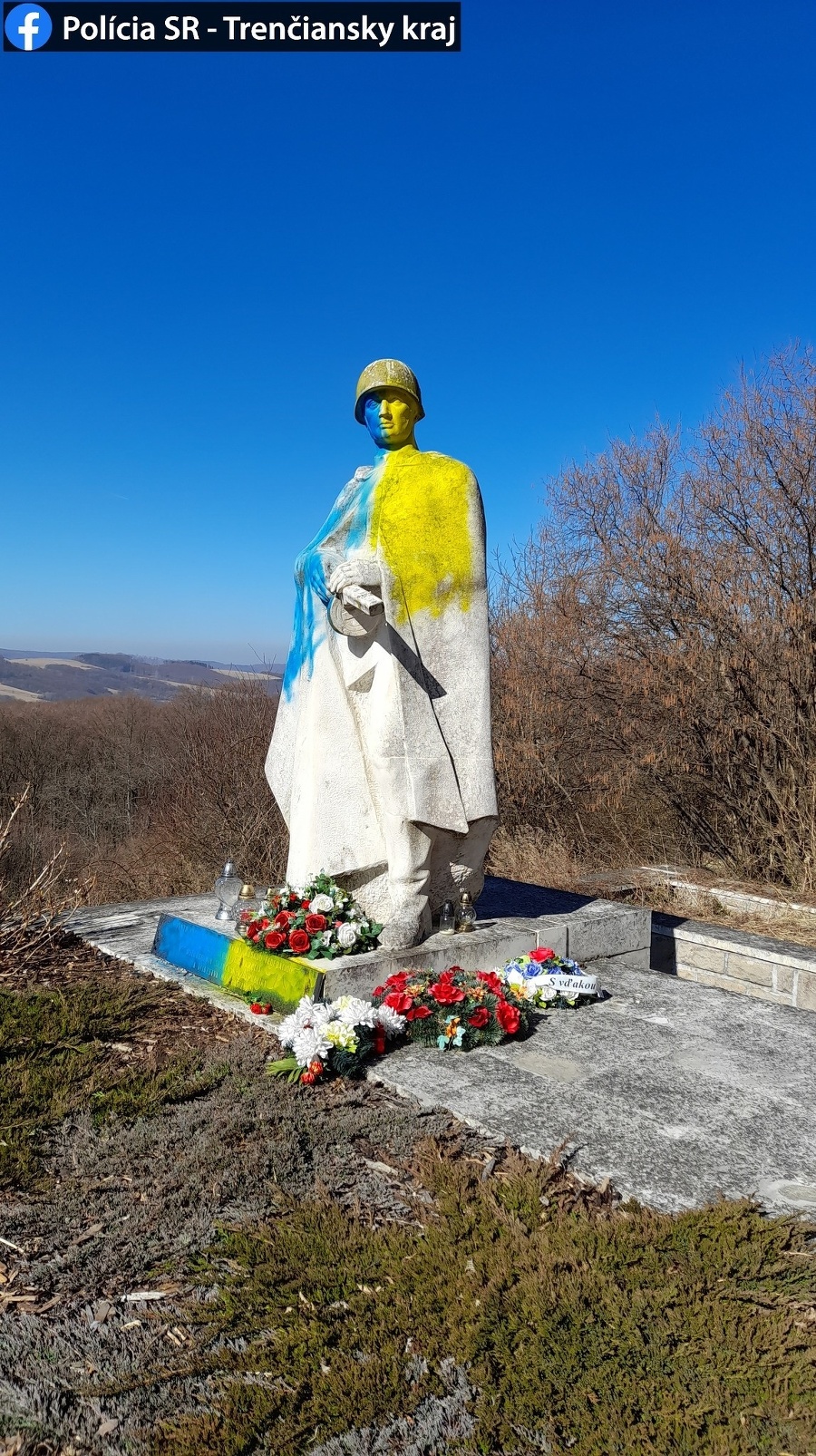  Neznámy páchateľ pomaľoval sochu vojaka v Bošáci žltou a modrou farbou.