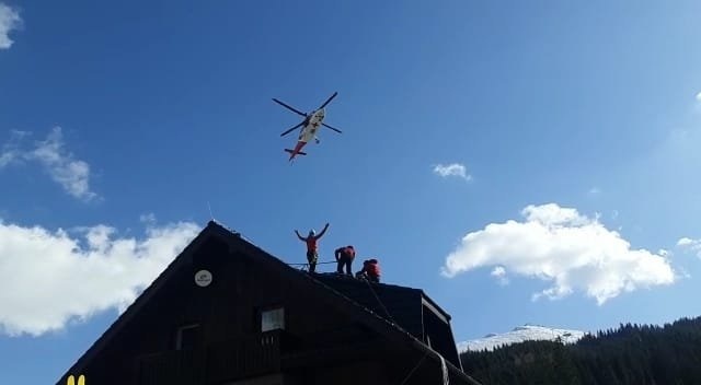 Pre paraglajdistu priletel vrtuľník.