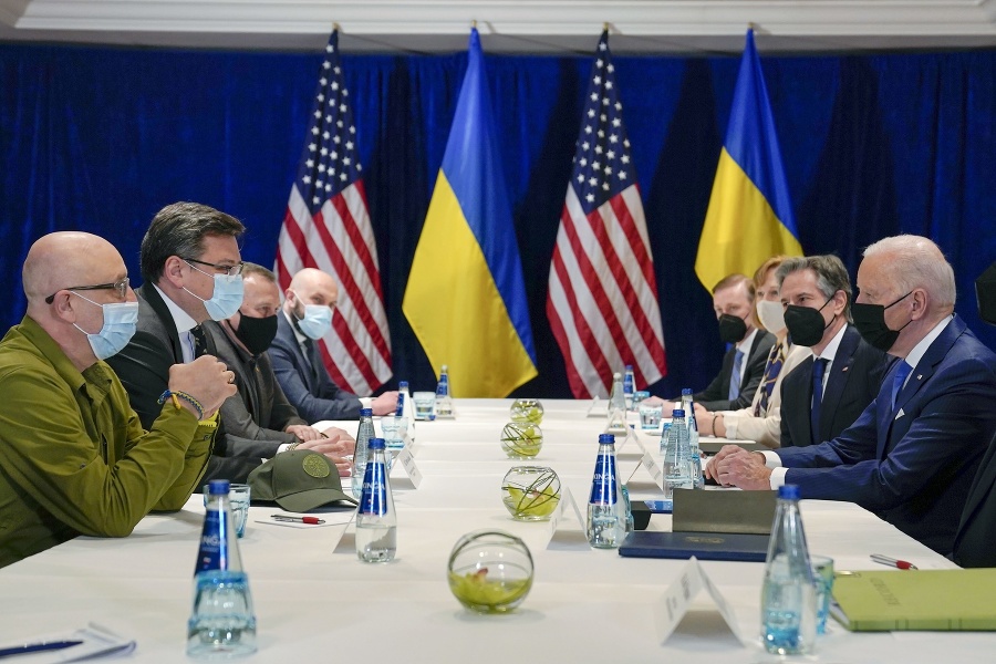 Americký prezident Joe Biden sa v sobotu vo Varšave stretol s ukrajinskými ministrami zahraničných vecí a obrany.