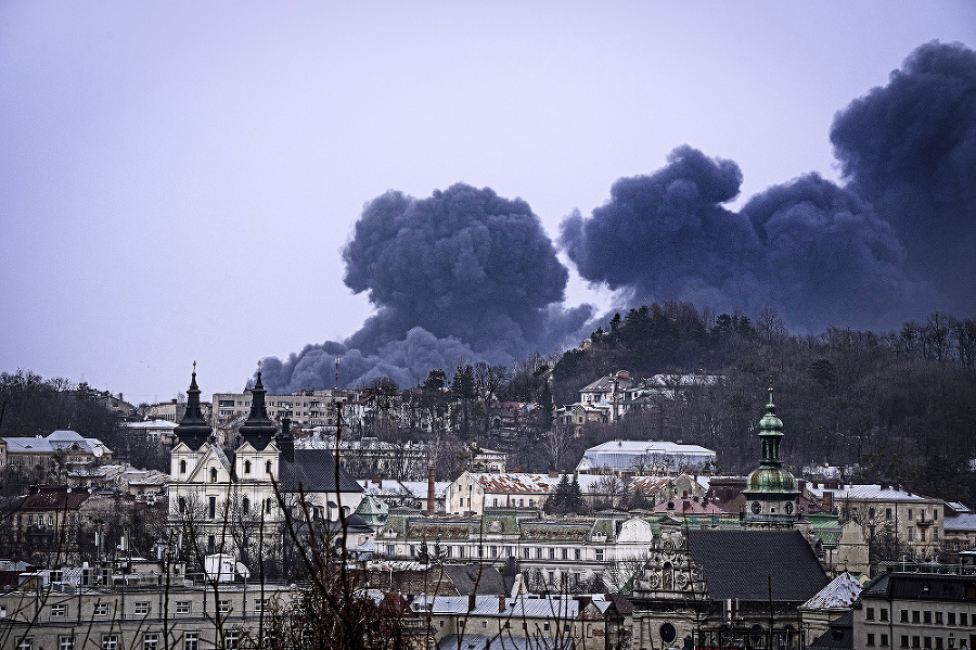 Ukrajinský Ľvov bol po niekoľkých zásahoch ruskými raketami zahalený v kúdoloch dymu.