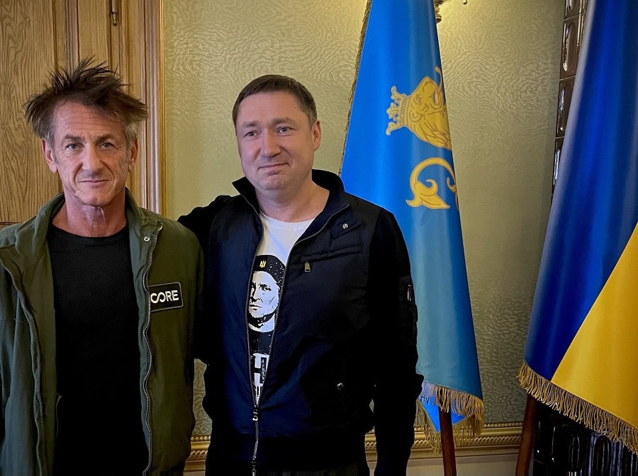 Režisér Sean Penn opäť dokumentuje vojnu na Ukrajine.